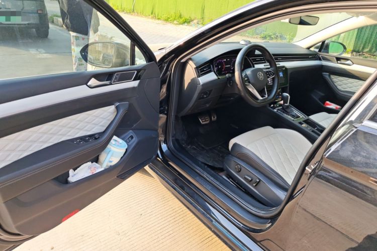 Used Volkswagen Magotan 2024 2 Million Units Zhongxiang Version 330TSI DSG Luxury Edition
