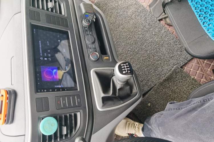 Used SAIC MAXUS Xintu V80 2023 2.0T Manual Classic Aoyuntong Long Wheelbase Mid-Height 6/7/8/9-Seater Audio And AC Panel