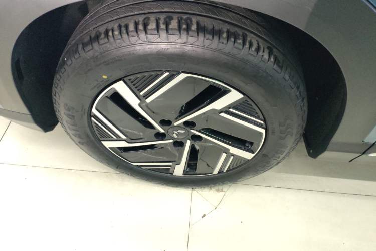 Used Wuling Xingguang S 2024 130 km Flagship Version Left Front Wheel Hub