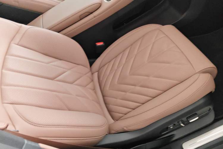 Used Nio ES6 2025 75 kWh Right Front Seat