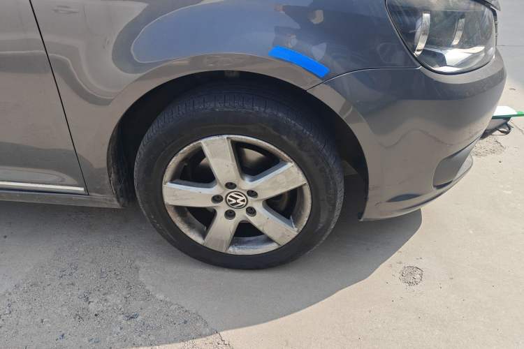 Used Volkswagen Touran 2013 1.4T Manual Fashion Edition 5 Seats Right Front Wheel Hub