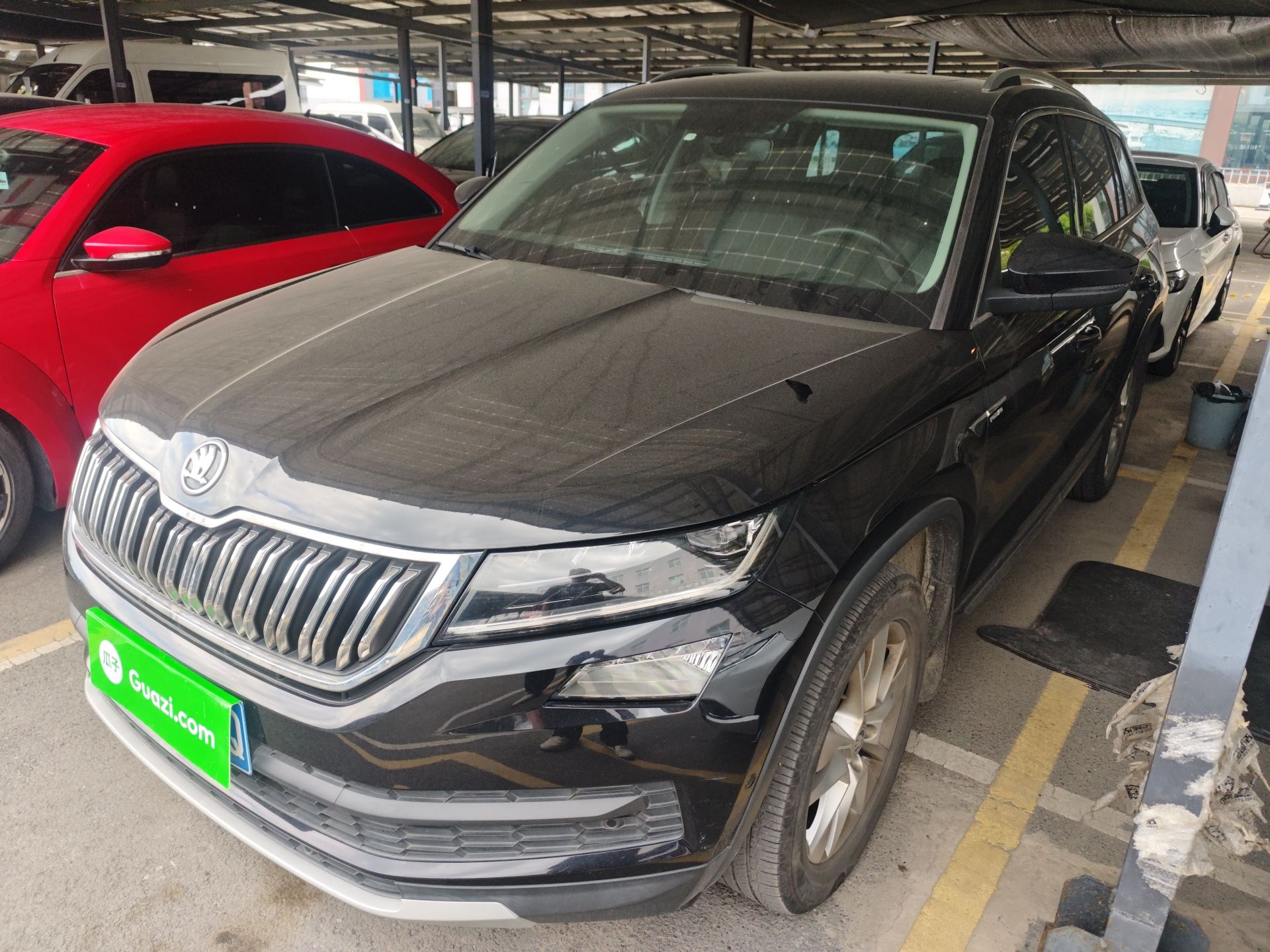 Под передней частью автомобиля