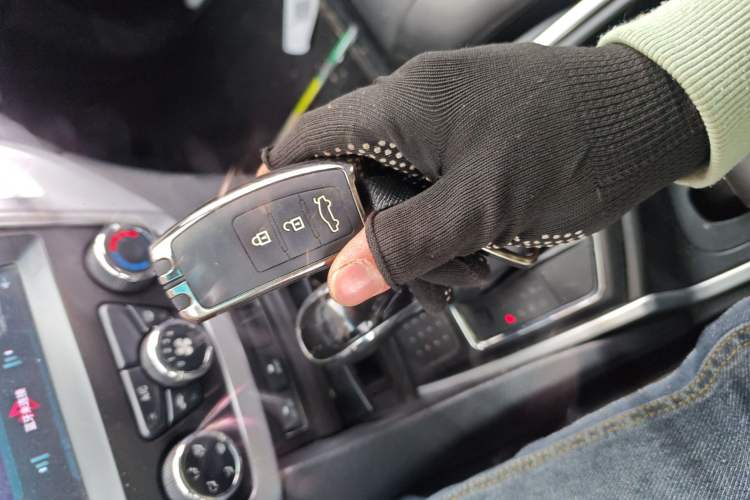 Used JMC Yusheng S350 2013 2.4T Automatic 2WD Diesel Luxury Edition 5 Seats
