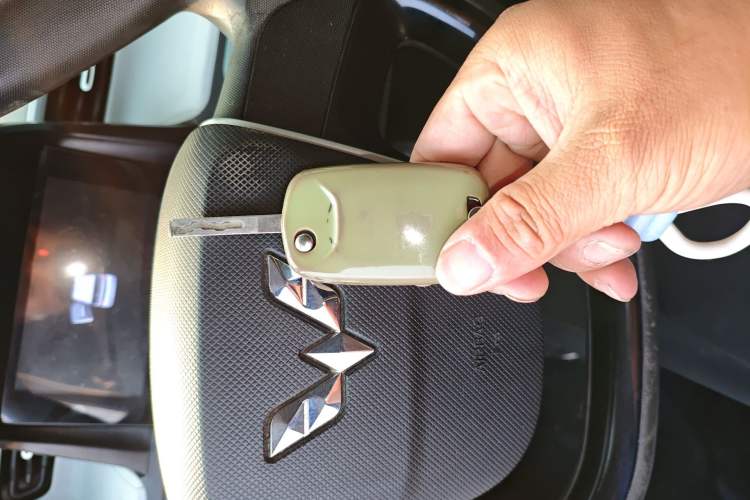 Used Wuling Hongguang MINIEV 2021 Macaron Premium Model – Lithium Iron Phosphate Vehicle Key