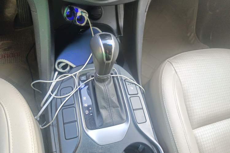 Used Hyundai Santa Fe Classic 2013 Facelift 3.0L 4x4 Comfort Edition with Navigation Euro IV compliant Gear Lever