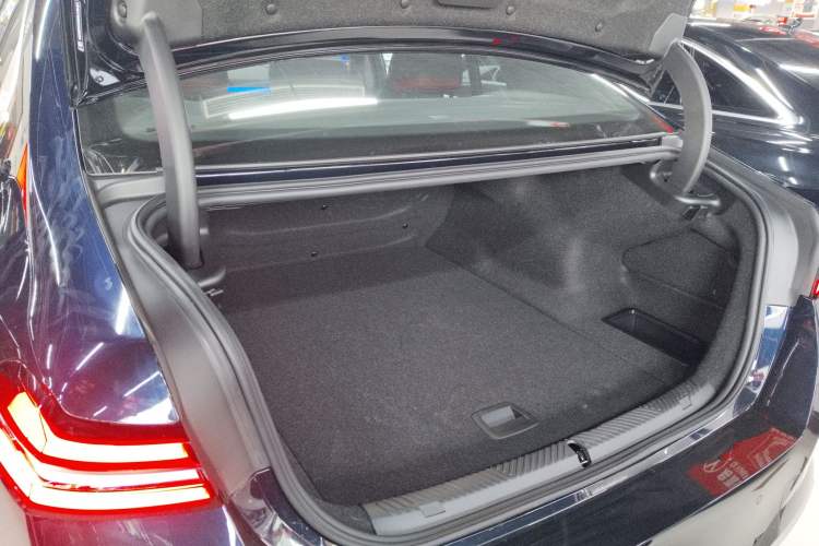 Used BMW i5 2025 eDrive 40L M Sport Package Trunk