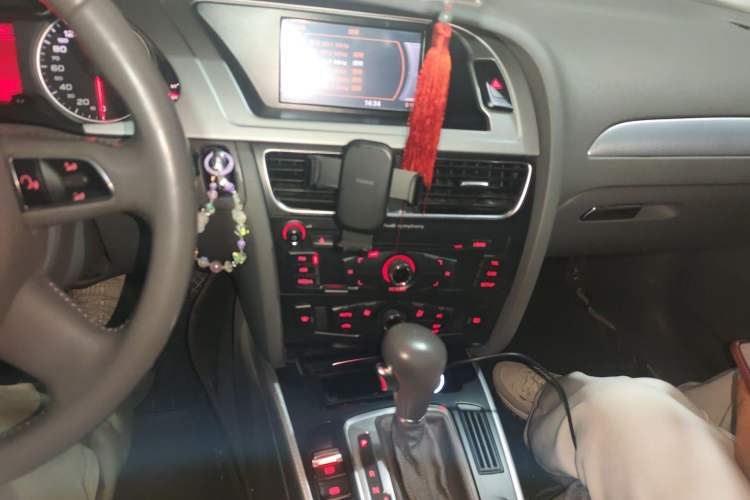 Used Audi A4L 2012 2.0 TFSI automatic standard version Audio And AC Panel