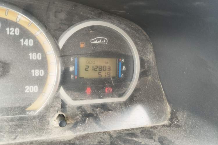Used FORTHING Lingzhi 2012 Commercial Version 1.6L Utility Model Odometer Close Up