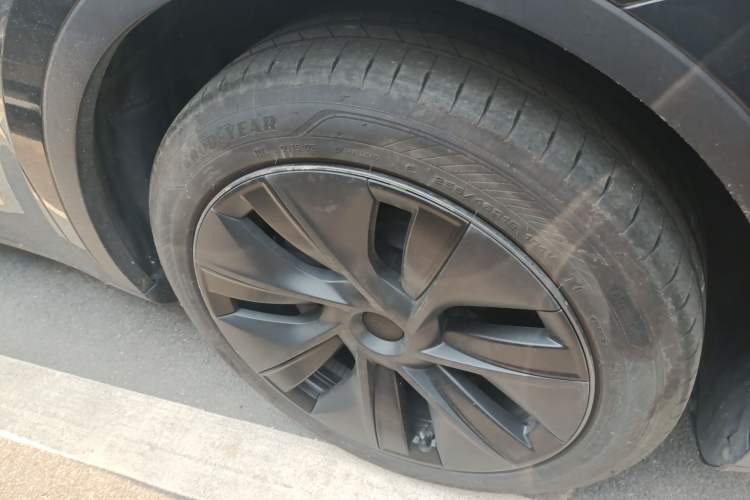 Used Tesla Model Y 2024 Rear-Wheel-Drive Version Right Front Wheel Hub