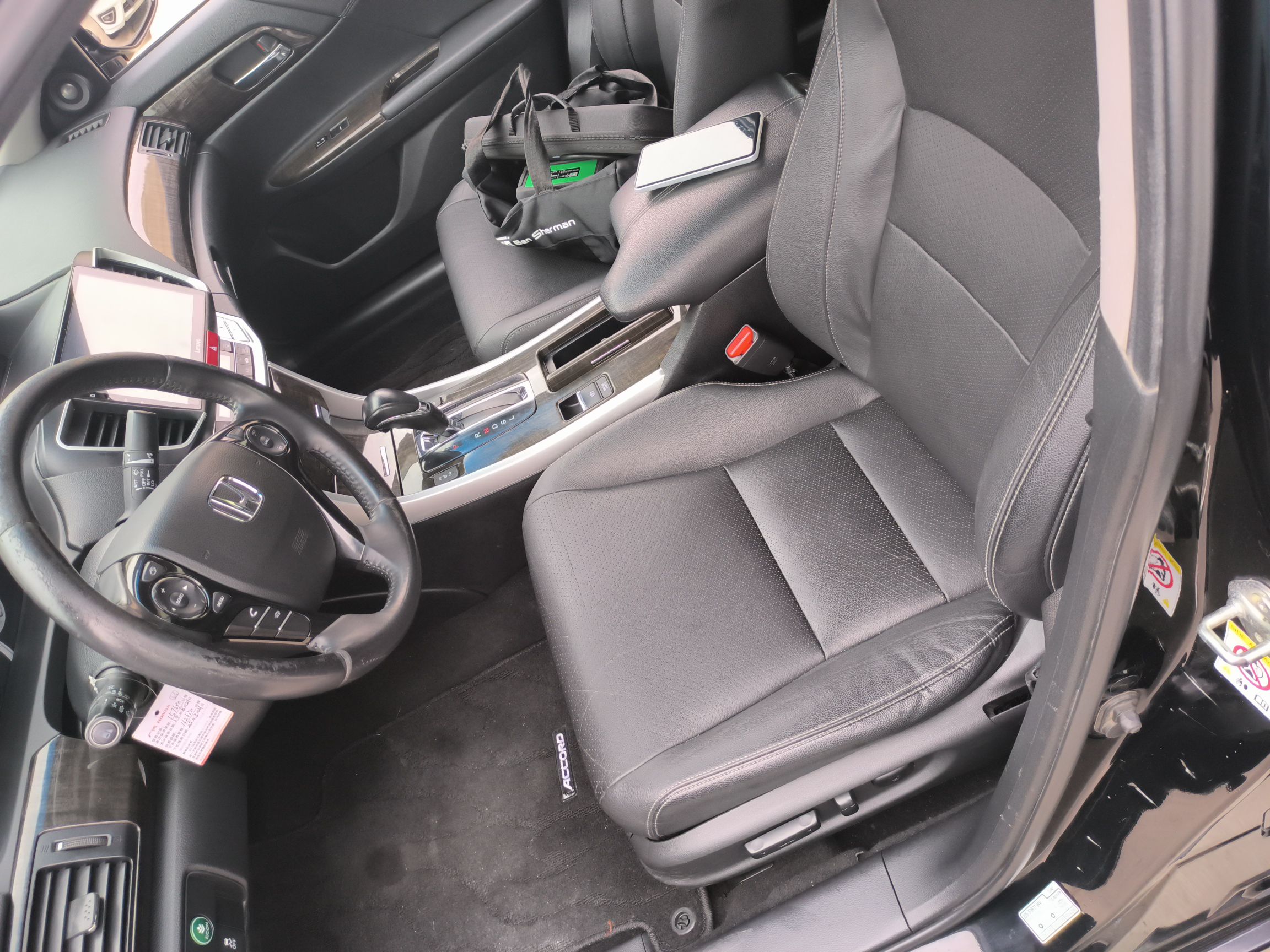 Переднее сиденье в автомобиле