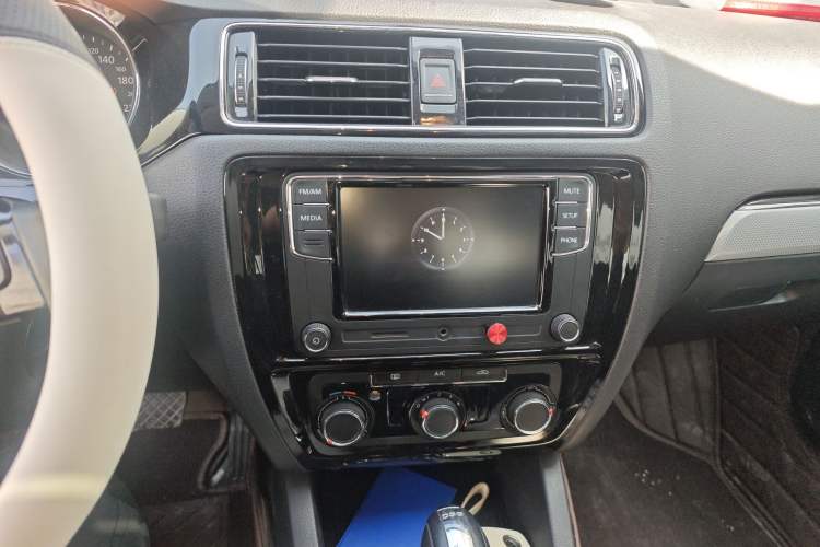 Used Volkswagen Sagitar 2017 230TSI Automatic Comfort Version Audio And AC Panel