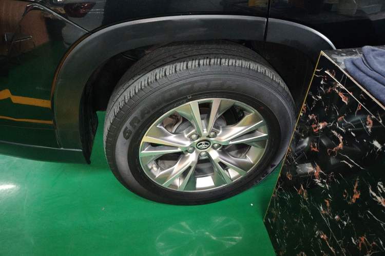 Used Toyota Highlander 2018 2.0T Four-Wheel Drive Elite Edition 7 Seats China VI Standard Right Rear Wheel Hub