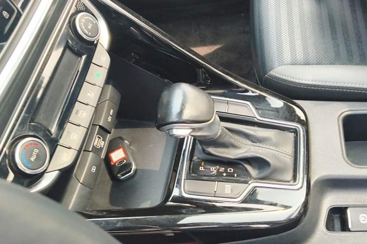 Used Kia Sportage R 2019 2.0L Automatic Smart Luxury Edition Gear Lever