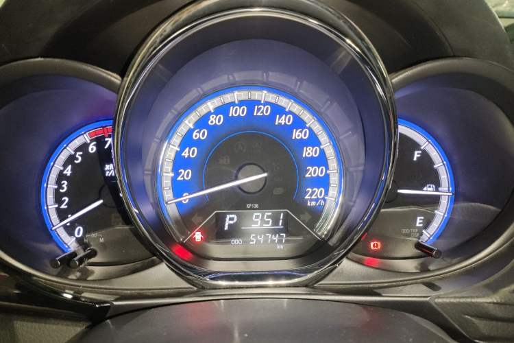 Used Toyota YARiS L Zhi Xuan 2017 1.5G CVT JingSu Model with Upgraded Sunroof Instrument Cluster