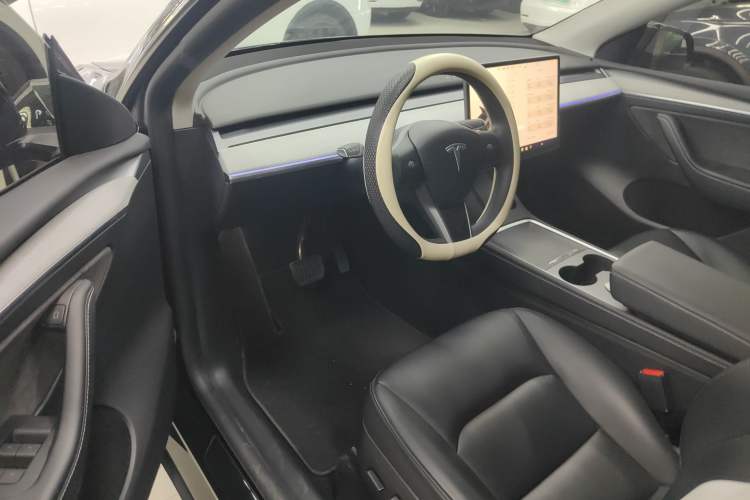 Used Tesla Model Y 2023 Long-Range All-Wheel-Drive Version
