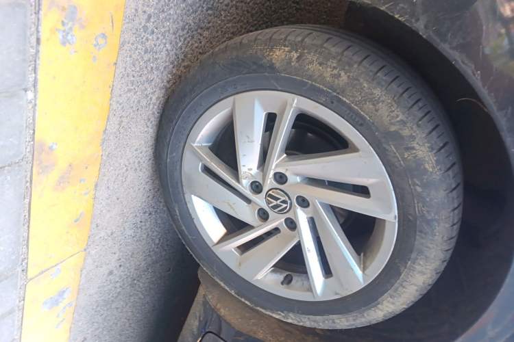 Used Volkswagen Lamando 2023 Lavida L 280TSI DSG Spicy Edition Right Front Wheel Hub