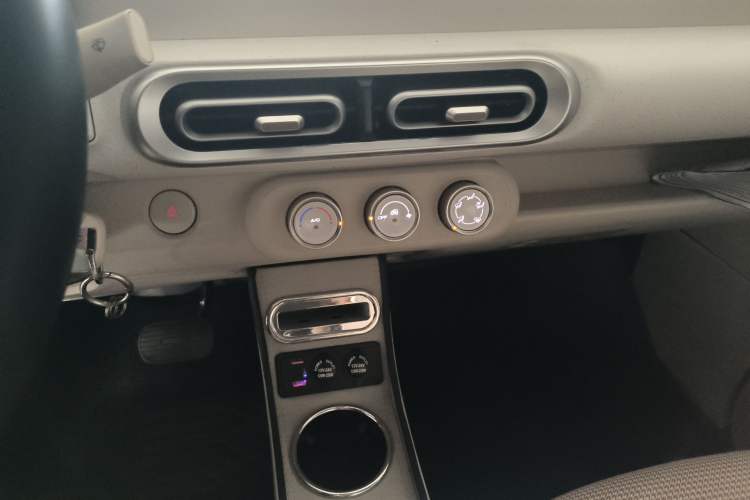 Used Wuling Hongguang MINIEV 2024 3rd Generation 215km Youth Edition Audio And AC Panel