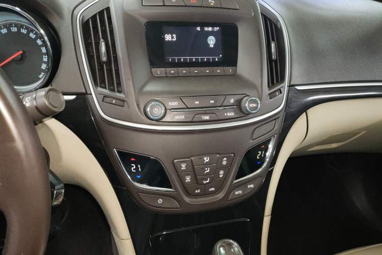 Used Buick Regal 2015 2.0L Leading Fashion Edition Audio And AC Panel