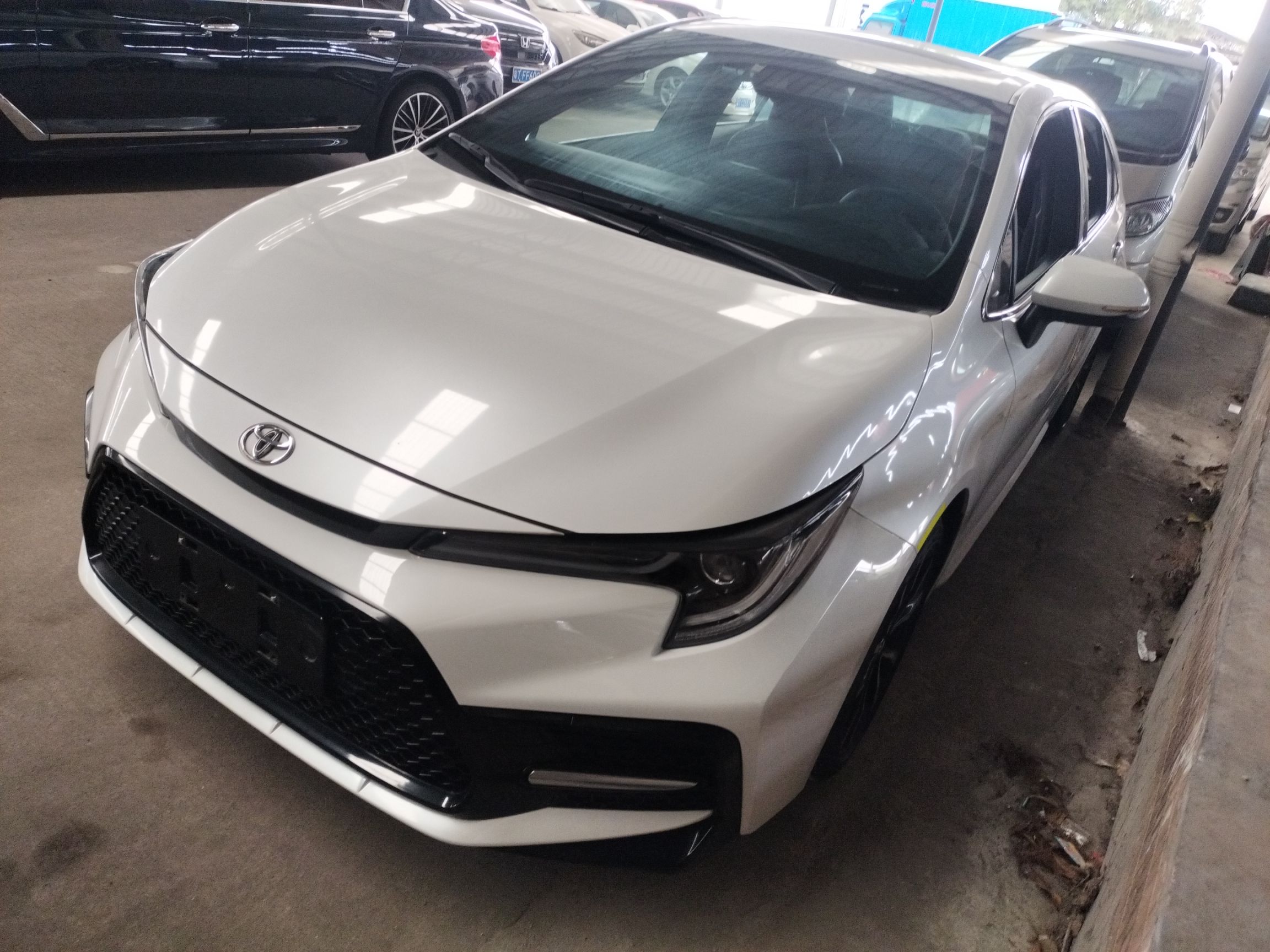 تحت مقدمة السيارة