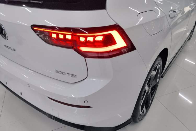 Used Volkswagen Golf 2025 300TSI R-Line Exterior 3