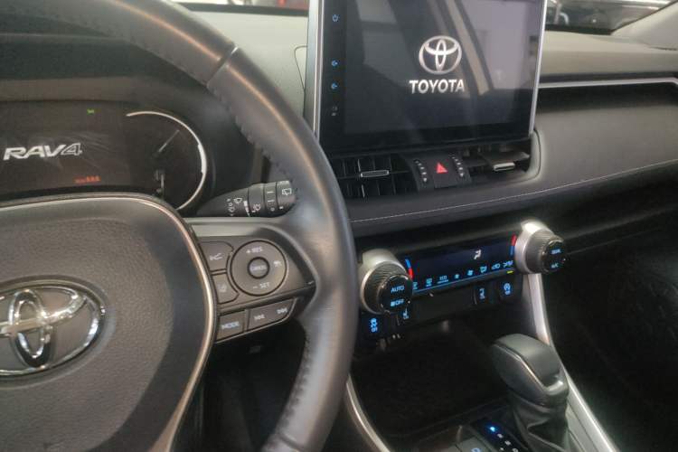 Used Toyota RAV4 2021 2.0L CVT 4x4 Style PLUS Edition Center Console