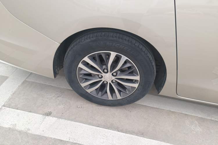 Used Buick GL8 2021 ES Land Cruiser 653T Luxury Edition Right Rear Wheel Hub