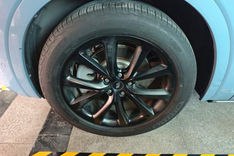 Used Li Auto ONE 2021 Extended-Range 6-Seater Version Left Front Wheel Hub