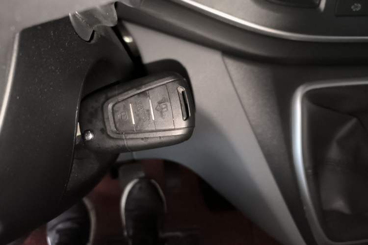 Used SAIC MAXUS Xintu V80 2023 2.0T Manual Classic Aoyuntong Short Wheelbase Mid-Roof 5/6-Seater