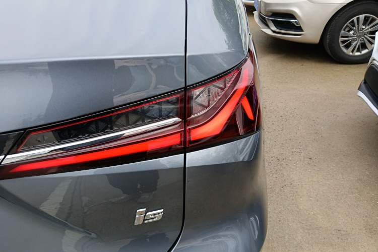 Used Roewe i5 2026 Model 1.5L Manual Comfort Version Right Rear Taillight