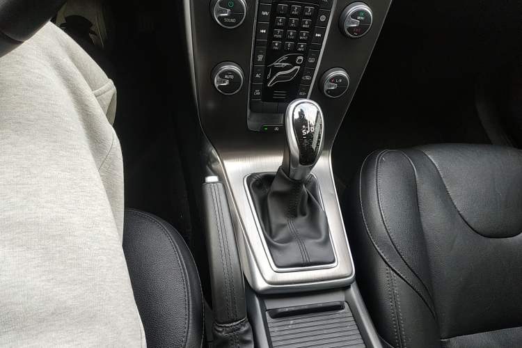 Used Volvo V40 2016 T3 Zhiyi Edition
