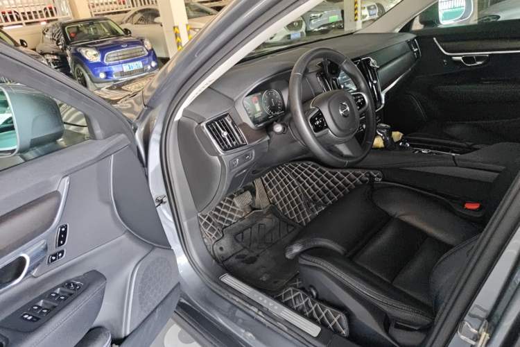 Used Volvo V90 2017 Cross Country T5 AWD Smart Range Edition
