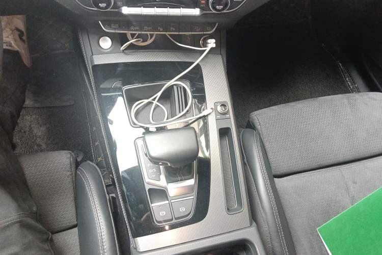 Used Audi Q5L Sportback 2022 40 TFSI Luxury Model Gear Lever