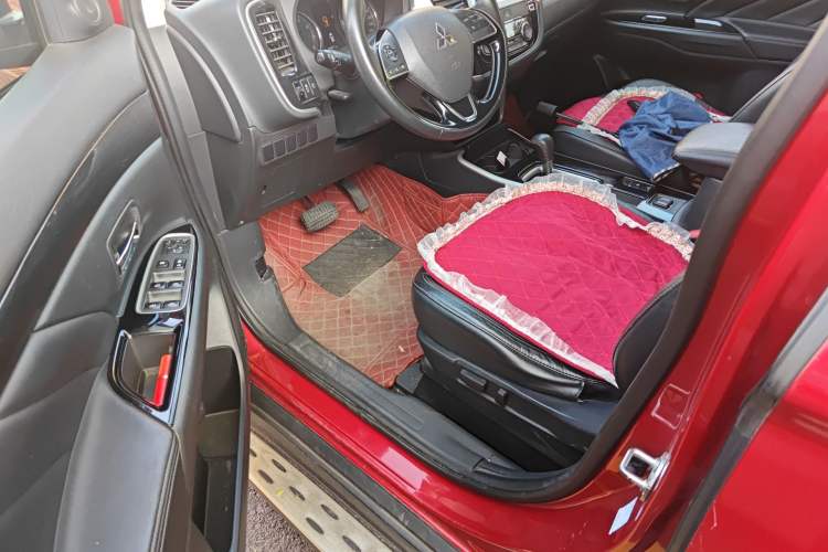 Used Mitsubishi Outlander 2019 2.0L Two-Wheel Drive Comfort Edition 5 Seats China V Standard Driver Seat