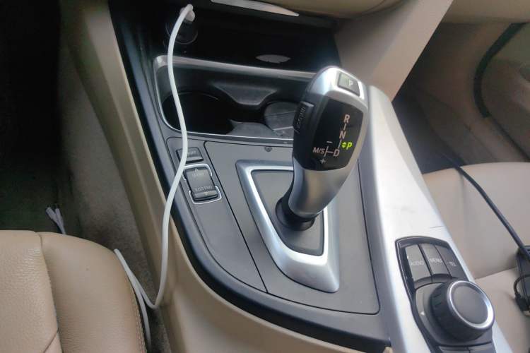 Used BMW 3 Series 2013 320i Sport Edition Gear Lever