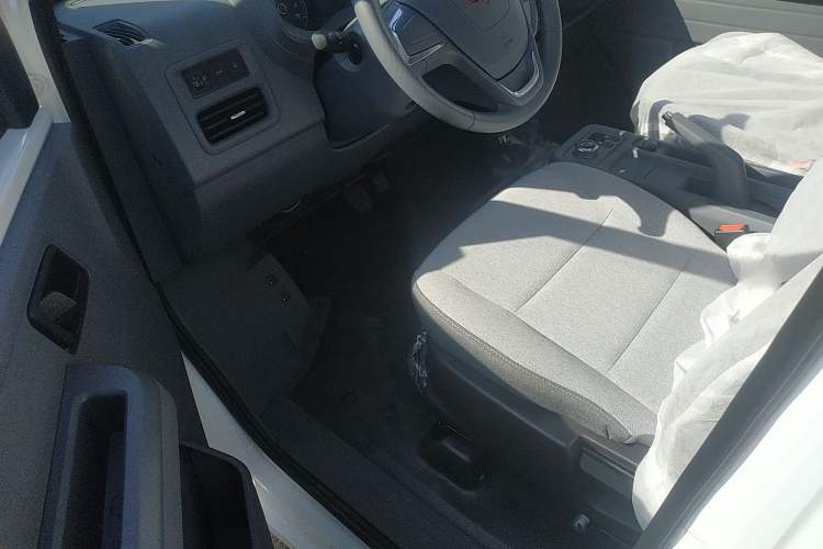 Used Wuling Yangguang 2024 300KM Comfort Version Passenger Van 75kW