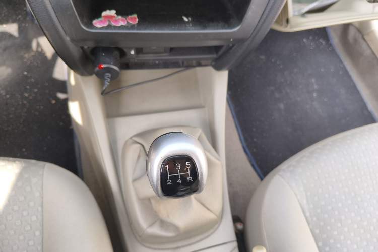 Used Soueast V3 Lingyue 2015 1.5L Manual Happiness Edition Gear Lever