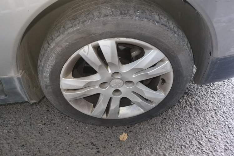 Used Peugeot 3008 2015 1.6THP Automatic Prestige Edition Right Front Wheel Hub