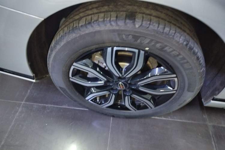 Used Hongqi HQ9 2023 2.0T Smart Connect Flagship Edition Right Rear Wheel Hub