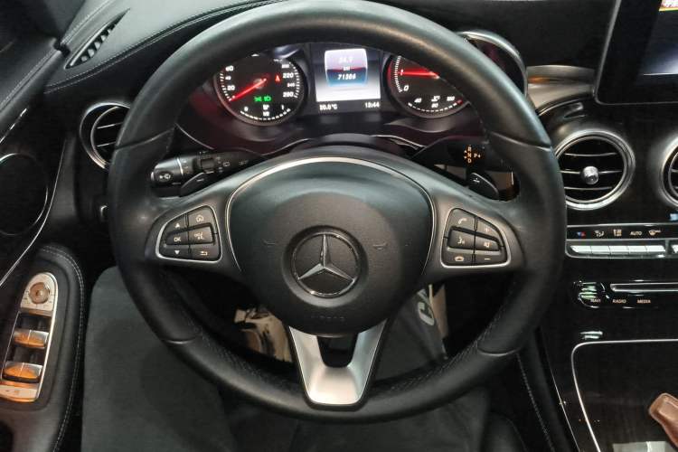 Used Mercedes-Benz GLC 2018 GLC 260 4MATIC Luxury Model Steering Wheel