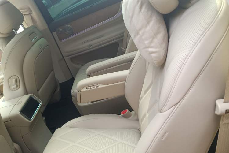 Used Hima AITO M9 2025 Extended-Range Ultra Version 52 kWh 6-Seater Left Rear Seat