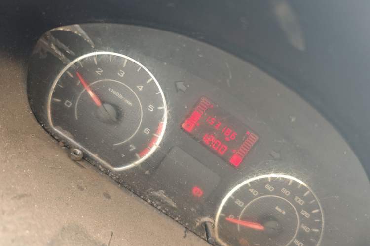 Used Wuling Zhiguang 2015 1.2L S Practical Model LSI Odometer Close Up