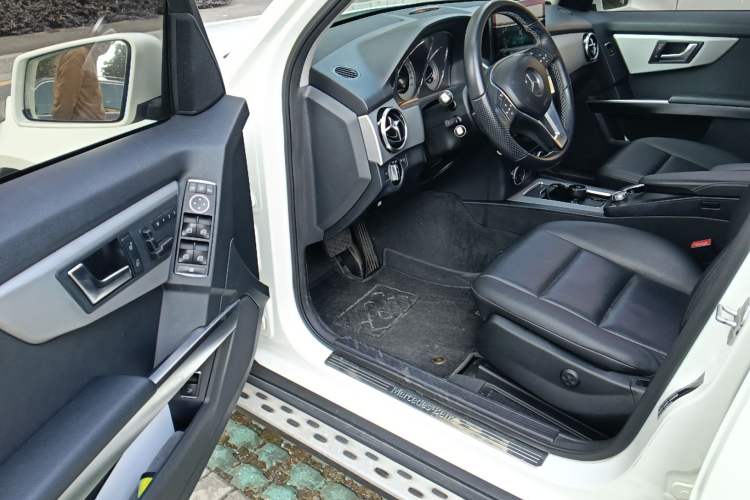 Used Mercedes-Benz GLK-Class 2013 GLK 300 4MATIC Dynamic Sunroof Model
