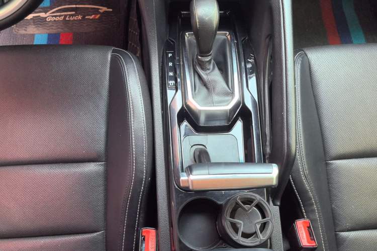 Used JMC Yusheng S350 2016 2.0T Automatic Two-Wheel Drive Gasoline Luxury Edition 5 Seats Gear Lever