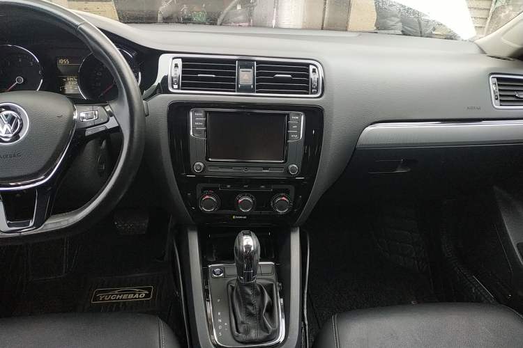 Used Volkswagen Sagitar 2018 1.6L Automatic Comfort Model Audio And AC Panel