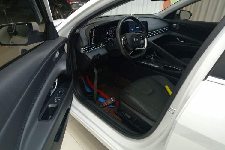 Used Hyundai Elantra 2021 1.5L CVT LUX Prestige Edition Left Front Seat