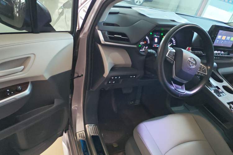 Used Toyota Granvia 2023 2.5L Hybrid Luxury Edition