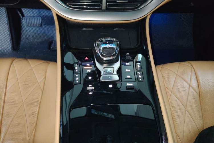 Used Denza D9 2024 DM-i 980 Four-Wheel Drive Flagship Model
