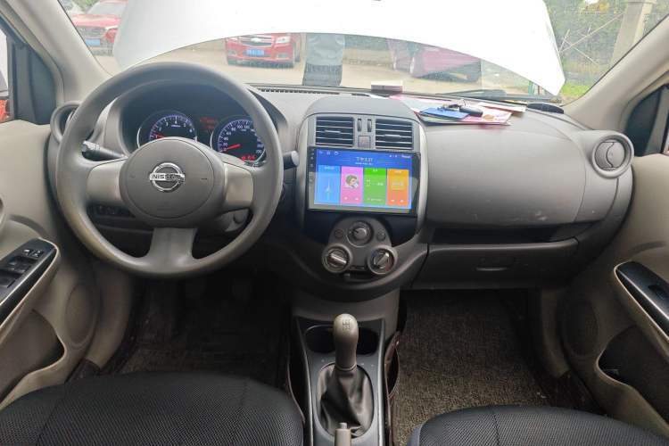Used Nissan Sunny 2011 1.5XL Manual Deluxe Edition Center Console