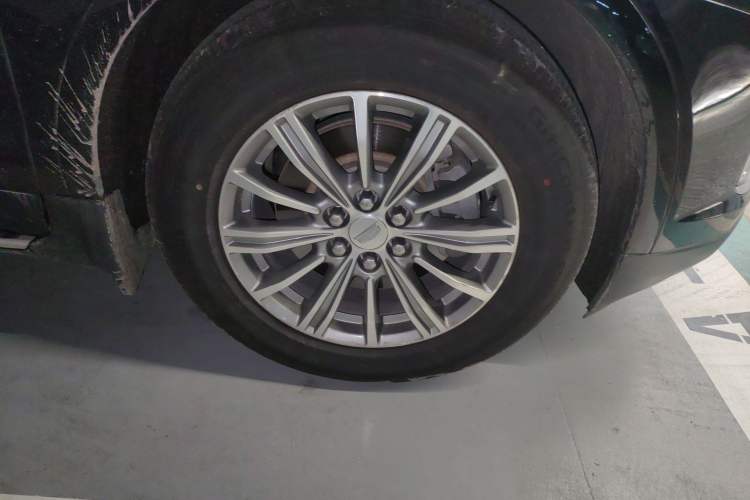 Used Cadillac XT5 2018 25T Luxury Model Right Front Wheel Hub