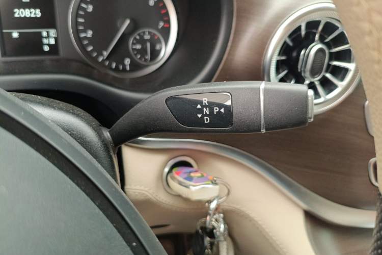 Used Mercedes-Benz Vito 2023 2.0T Elite Version 7 Seats Gear Lever